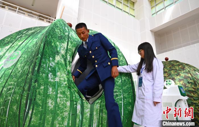 圖為參與完測試，消防員走出高壓氧倉?！≮w朗 攝