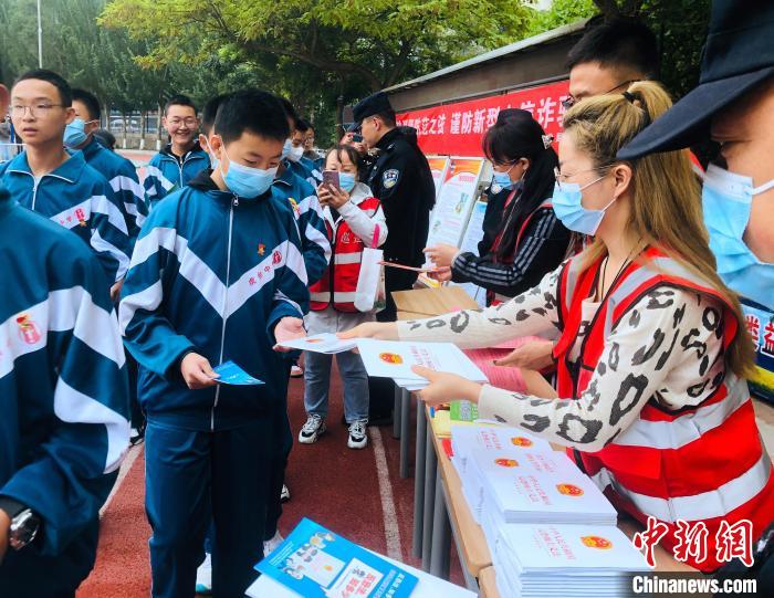 圖為西寧市法制宣傳進校園?！∥鲗幨谐俏鲄^(qū)供圖