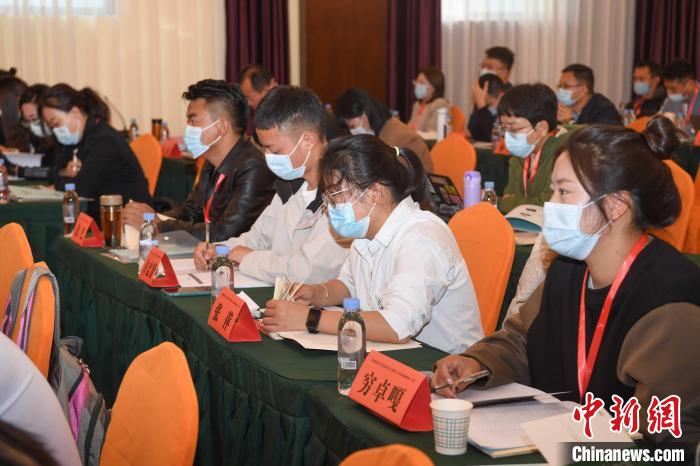 圖為第十五期全國(guó)預(yù)防青少年違法犯罪工作理論與務(wù)實(shí)高級(jí)研修班學(xué)員正在上課?！∝暩聛?lái)松 攝