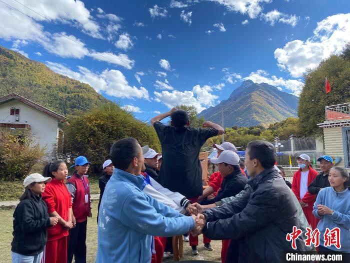 圖為學(xué)生們?cè)谖鞑匕退纱肭嗌倌昊顒?dòng)營地開展趣味活動(dòng)?！∥鞑厍嗌倌陮?shí)踐教育基地供圖