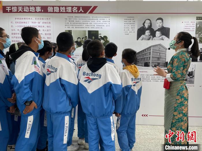 圖為學(xué)生正在聽講解員講解?！≈x牧 攝