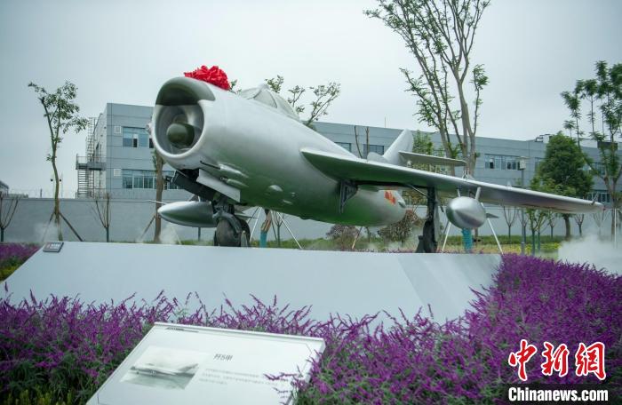 園林式戰(zhàn)斗機(jī)博物館內(nèi)展示的“殲5甲”飛機(jī)?！⒅铱?攝