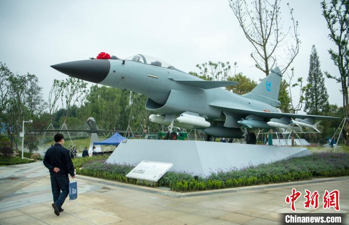 園林式戰(zhàn)斗機(jī)博物館內(nèi)展示的“殲10C”飛機(jī)?！⒅铱?攝