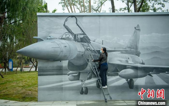 “猛龍出擊”互動墻前市民體驗(yàn)登機(jī)場景?！⒅铱?攝