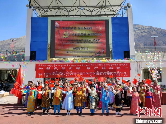 圖為加查縣安繞鎮(zhèn)小學(xué)各民族代表學(xué)生齊唱紅歌?！“怖@鎮(zhèn)小學(xué)供圖