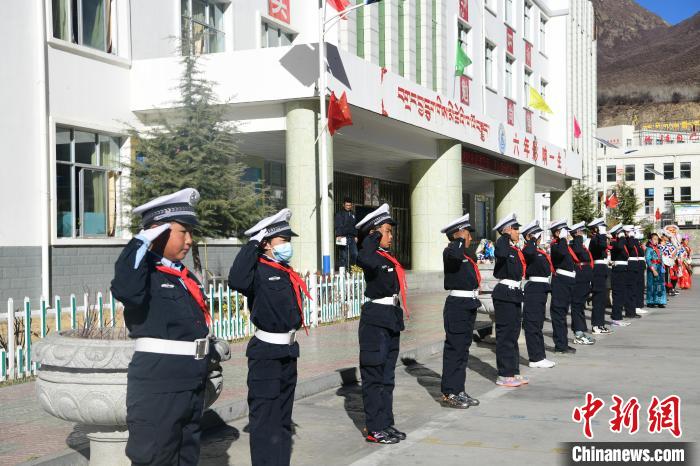 圖為加查縣安繞鎮(zhèn)小學(xué)學(xué)生爭當(dāng)“小交警”體驗交警工作?！∝暩聛硭?攝