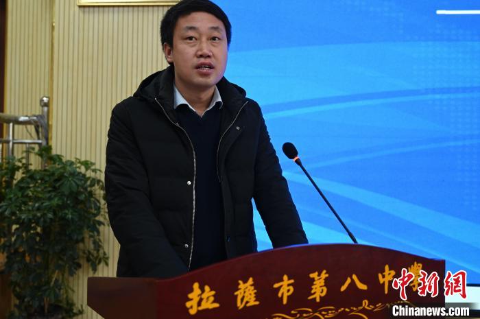 圖為城關(guān)區(qū)委副書記、區(qū)委教育工作領(lǐng)導(dǎo)小組組長汪鋒致辭。　趙朗 攝