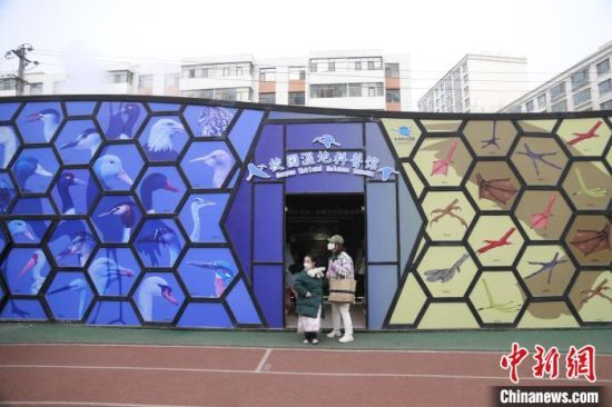 圖為西寧市第一中學(xué)濕地科普宣教館?！±罱瓕?攝