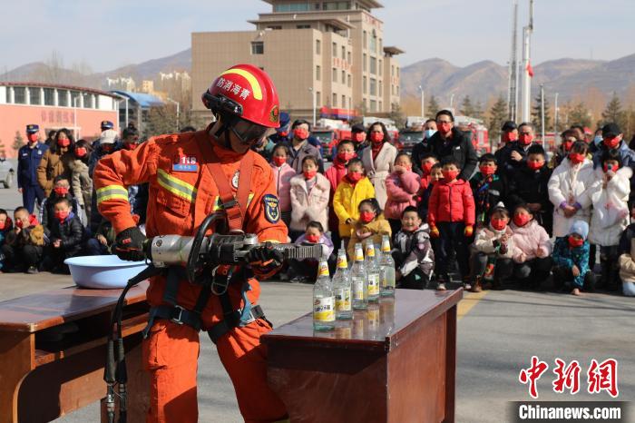 圖為消防救援人員技能展示?！铨埥?攝