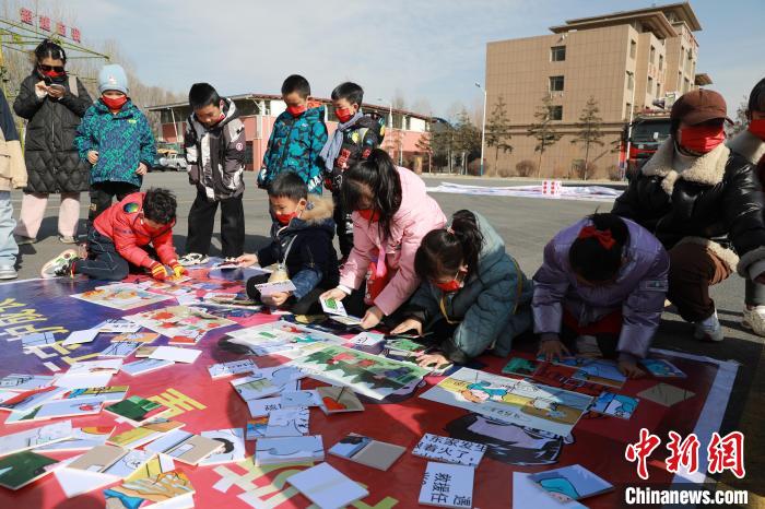 圖為小朋友們參加趣味游戲活動?！铨埥?攝