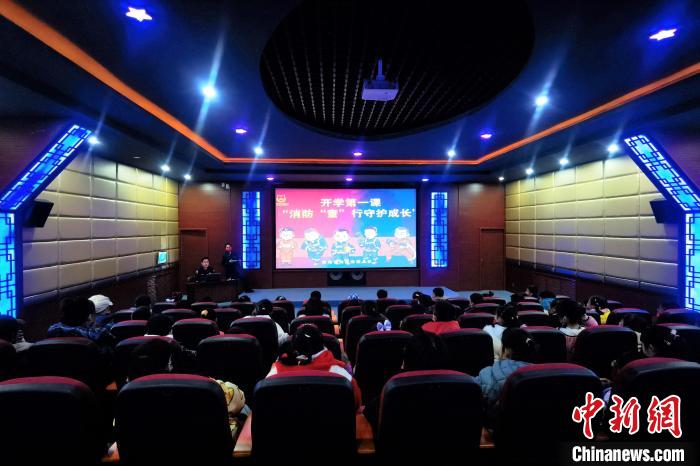 圖為小朋友們上消防安全知識教育課。　楊龍建 攝