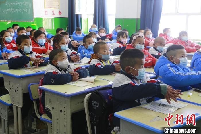 圖為學(xué)生學(xué)習(xí)七步洗手法。　馬銘言 攝