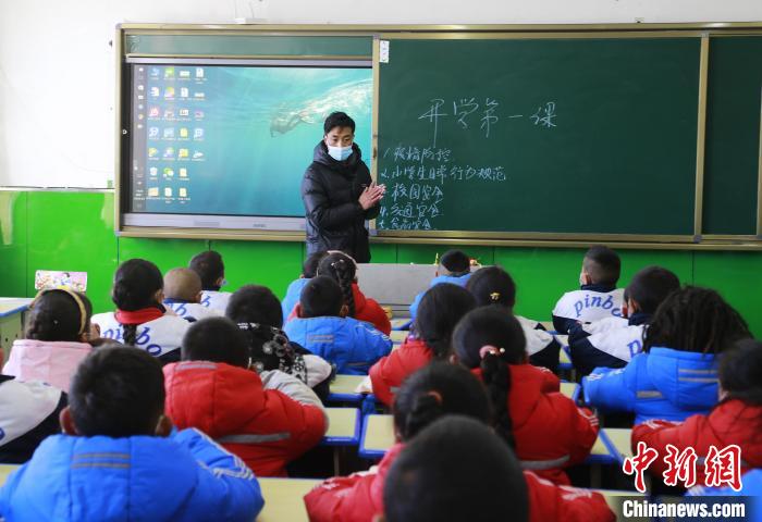 圖為學生正在上課?！●R銘言 攝