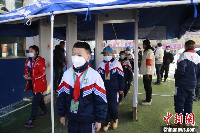 圖為學生測量體溫后進入校園。　馬銘言 攝