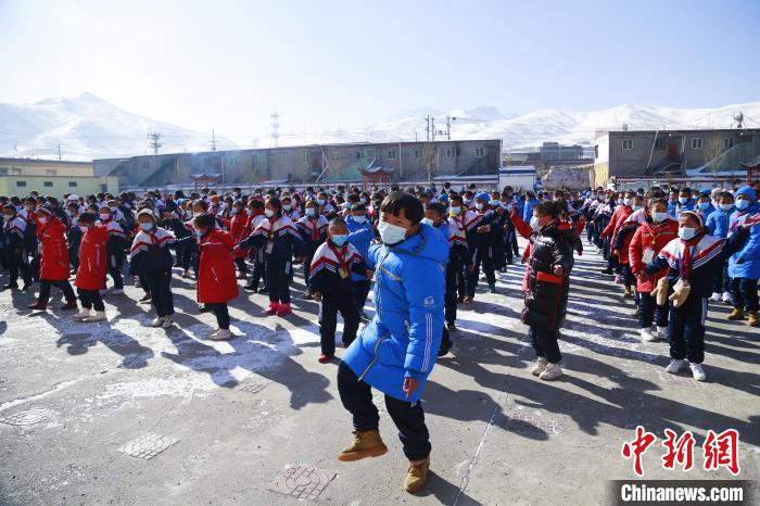 圖為學生跳起歡快的藏族舞蹈迎接新學期。　馬銘言 攝