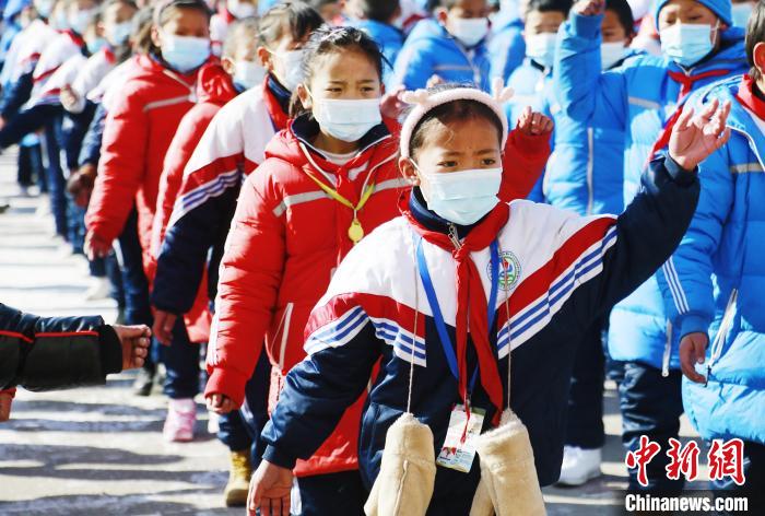 圖為學生跳起歡快的藏族舞蹈迎接新學期。　馬銘言 攝