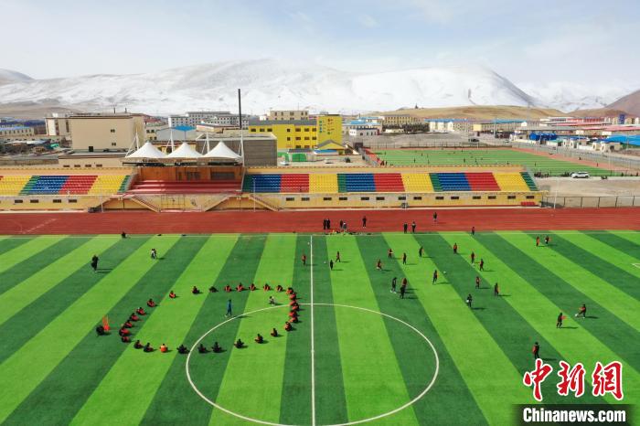 航拍曲麻萊縣足球場?！●R銘言 攝