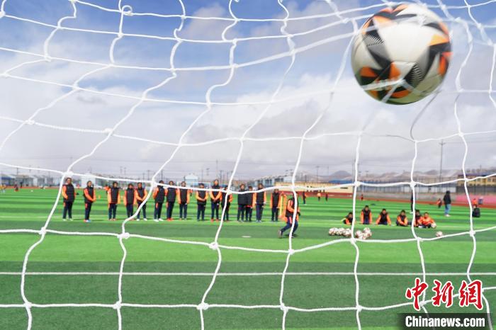 圖為孩子們進(jìn)行射門(mén)訓(xùn)練。　馬銘言 攝