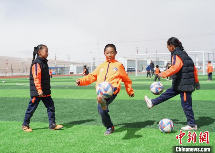 圖為孩子們進(jìn)行顛球訓(xùn)練?！●R銘言 攝