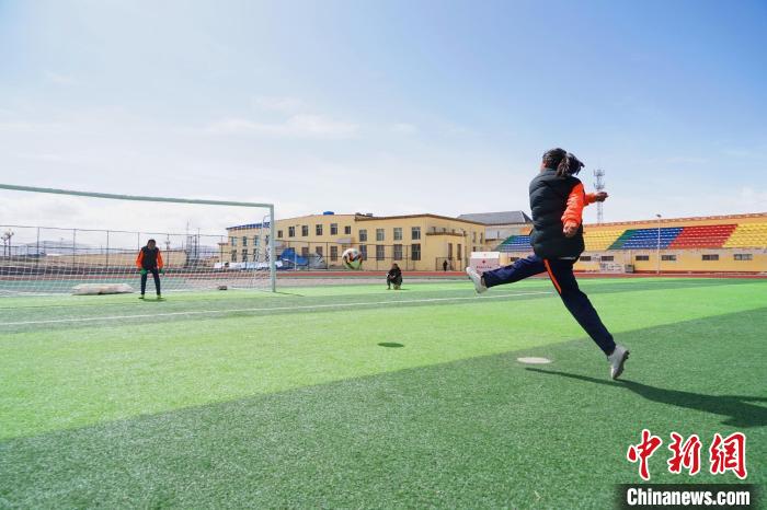 圖為一名女孩進(jìn)行射門(mén)訓(xùn)練。　馬銘言 攝