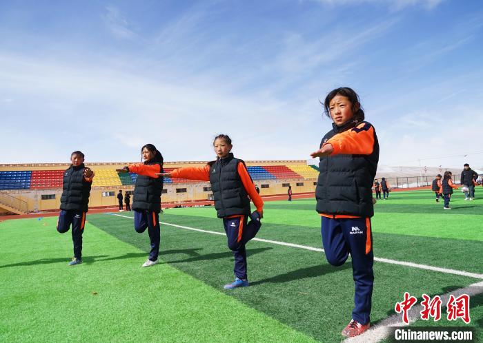 圖為孩子們正在熱身?！●R銘言 攝