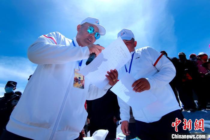 圖為裁判員統(tǒng)計(jì)牧民運(yùn)動(dòng)項(xiàng)目比賽成績(jī)?！±铍h 攝