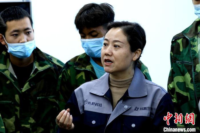 圖為李富香給與學(xué)生交流。(資料圖) 青海省教育廳供圖