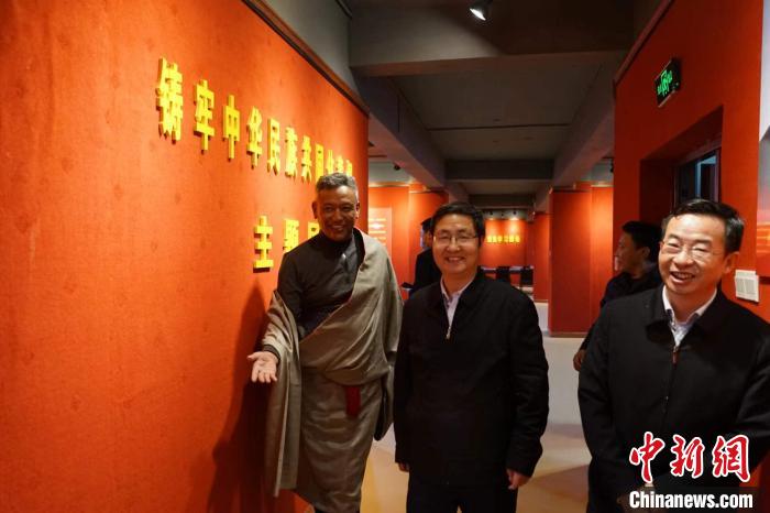 資料圖為參觀鑄牢中華民族共同體意識(shí)主題展。　胡貴龍 攝