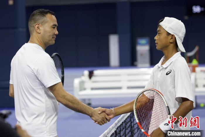 闊別兩年后，王發(fā)(右一)和王育喜(左一)再握手。　黃迪燊 攝