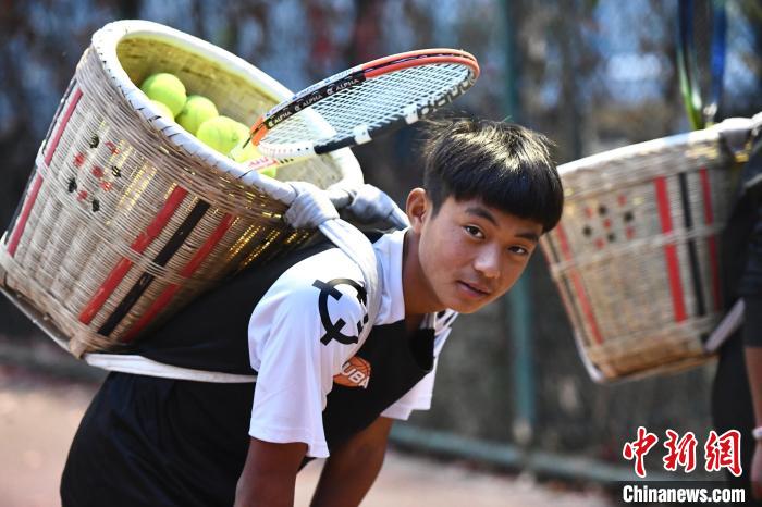 圖為“背簍少年”王發(fā)正在廊坊市體育館網(wǎng)球訓(xùn)練中心進(jìn)行訓(xùn)練?！∴嵆孔?攝