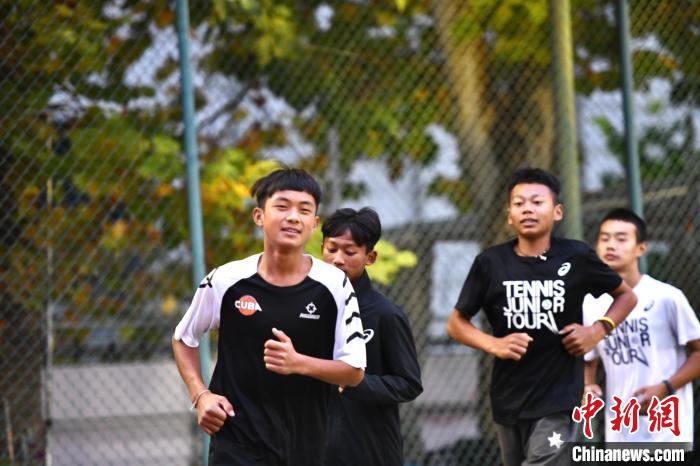 圖為王發(fā)和隊(duì)友們進(jìn)行體能訓(xùn)練。　鄭晨子 攝