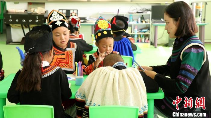 正在上課的學(xué)生?！√茊⒑?攝