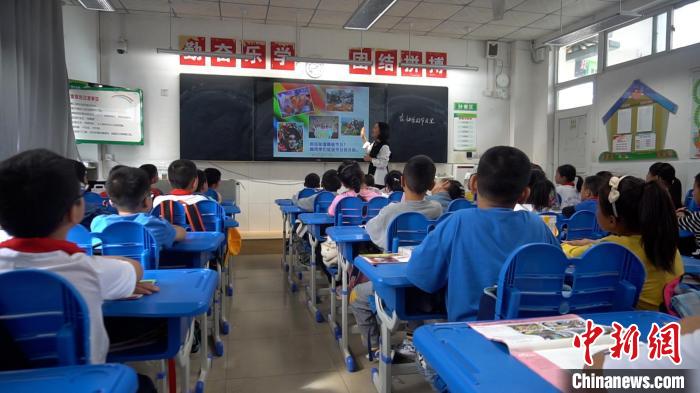 正在上課的學(xué)生?！√茊⒑?攝