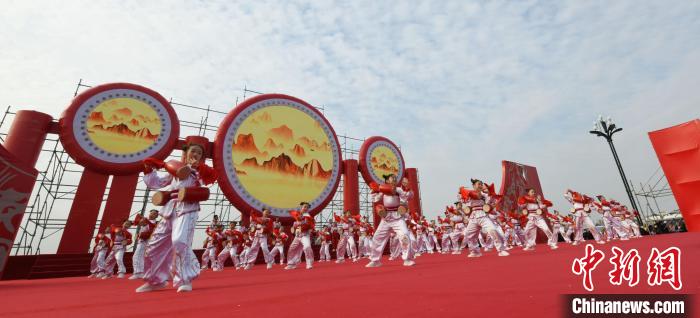 圖為山西翼城花鼓展演?！×赫赵?攝