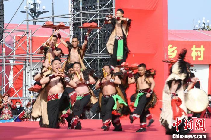 圖為少數(shù)民族舞蹈展演?！×赫赵?攝