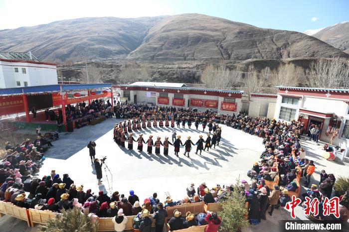 圖為匯報演出現(xiàn)場?！愔闈扇?攝