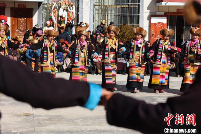 圖為民間藝人表演加麻“果諧”?！愔闈扇?攝