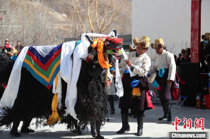 圖為民間藝人表演加麻百·甲江?！愔闈扇?攝