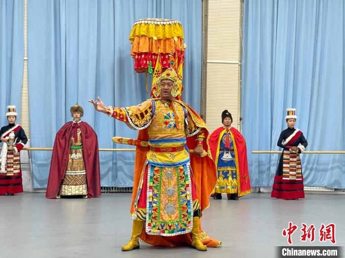 圖為格薩爾劇展演。　巷欠才讓 供圖