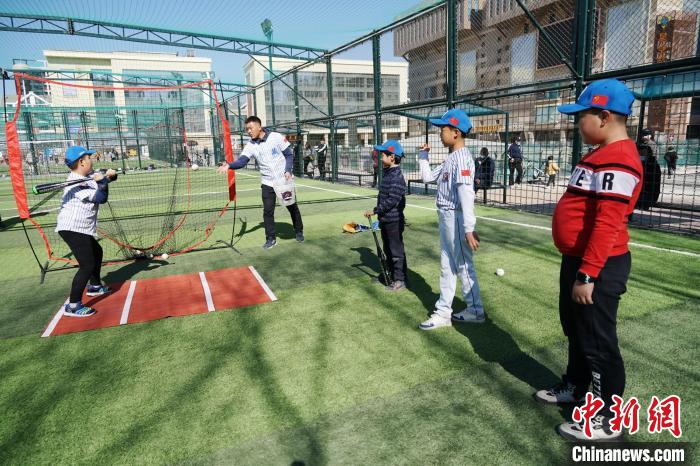 圖為小棒球手們進行擊球訓練。　馬銘言 攝