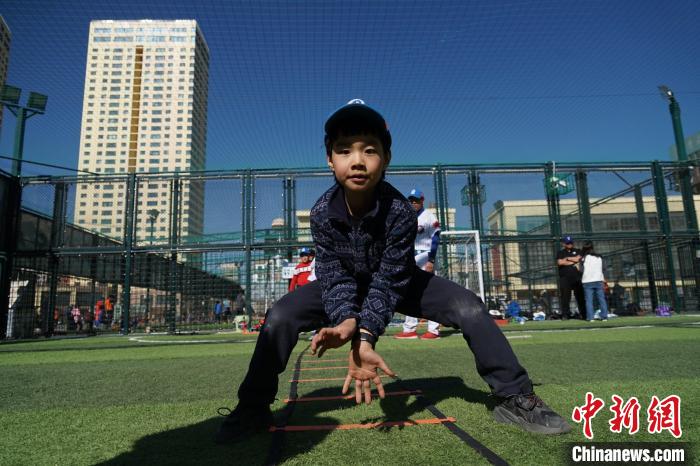 圖為小棒球手進行接球動作訓練?！●R銘言 攝