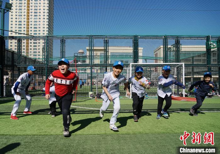 圖為小棒球手們進行體能訓練?！●R銘言 攝