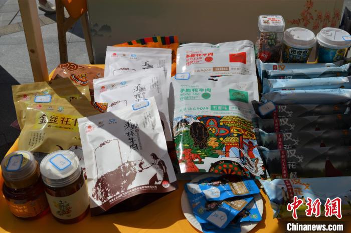 推介活動上的農(nóng)特產(chǎn)品展示?！≈炝杞?攝
