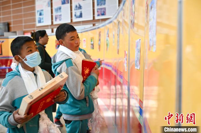 圖為學生參觀繪畫展?！≮w朗 攝