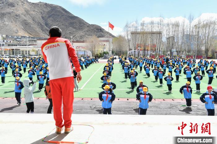 圖為學(xué)生在跳繩教練齊景龍的指導(dǎo)下做準(zhǔn)備運(yùn)動?！∝暩聛硭?攝