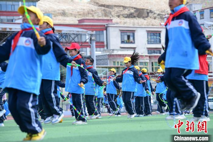 圖為學(xué)生正在練習(xí)跳繩?！∝暩聛硭?攝