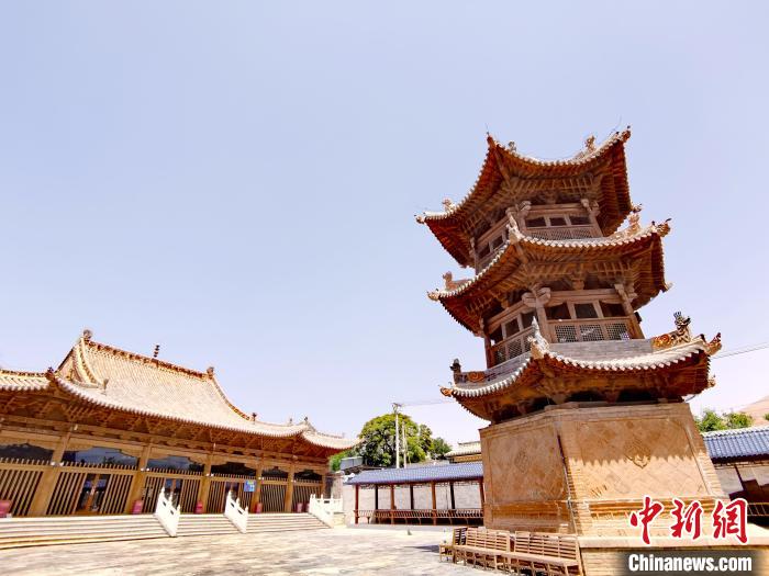 圖為阿河灘清真寺局部?！?zhí)砀?攝