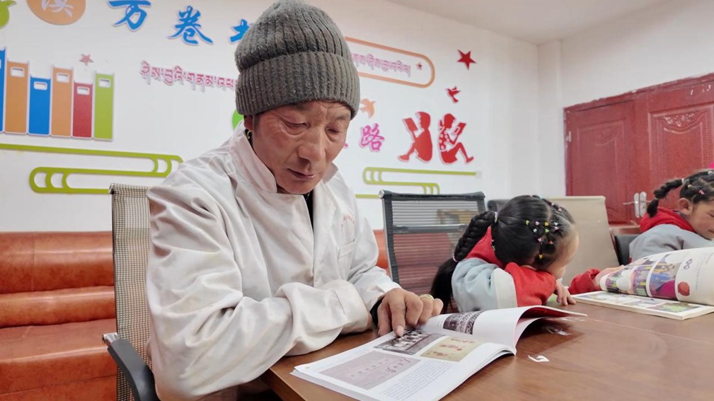 一位當(dāng)?shù)卮迕窈秃⒆觽冊(cè)谀良視堇锉M情享受閱讀時(shí)光。申扎縣融媒體中心供圖