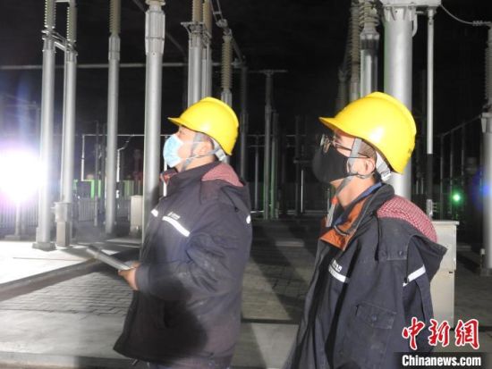 圖為5月10日凌晨，國網(wǎng)青海檢修公司柴達(dá)木換流站運維人員在進行柴拉直流系統(tǒng)停電操作?！∫杂?攝