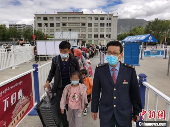 圖為拉薩車站工作人員為西藏先心病患兒和陪同人員提供“綠色”接力幫扶，并開通了專門通道，讓他們快速進(jìn)站上車。拉薩車站 供圖